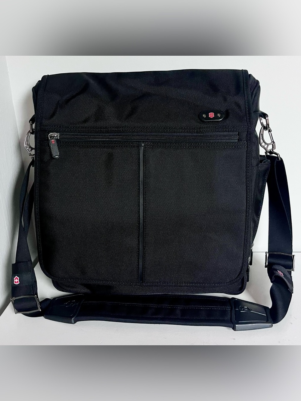 Victorinox by Swiss Army Black Crossbody Messenger Brief Bag Adjustable Strap - Picture 2 of 14